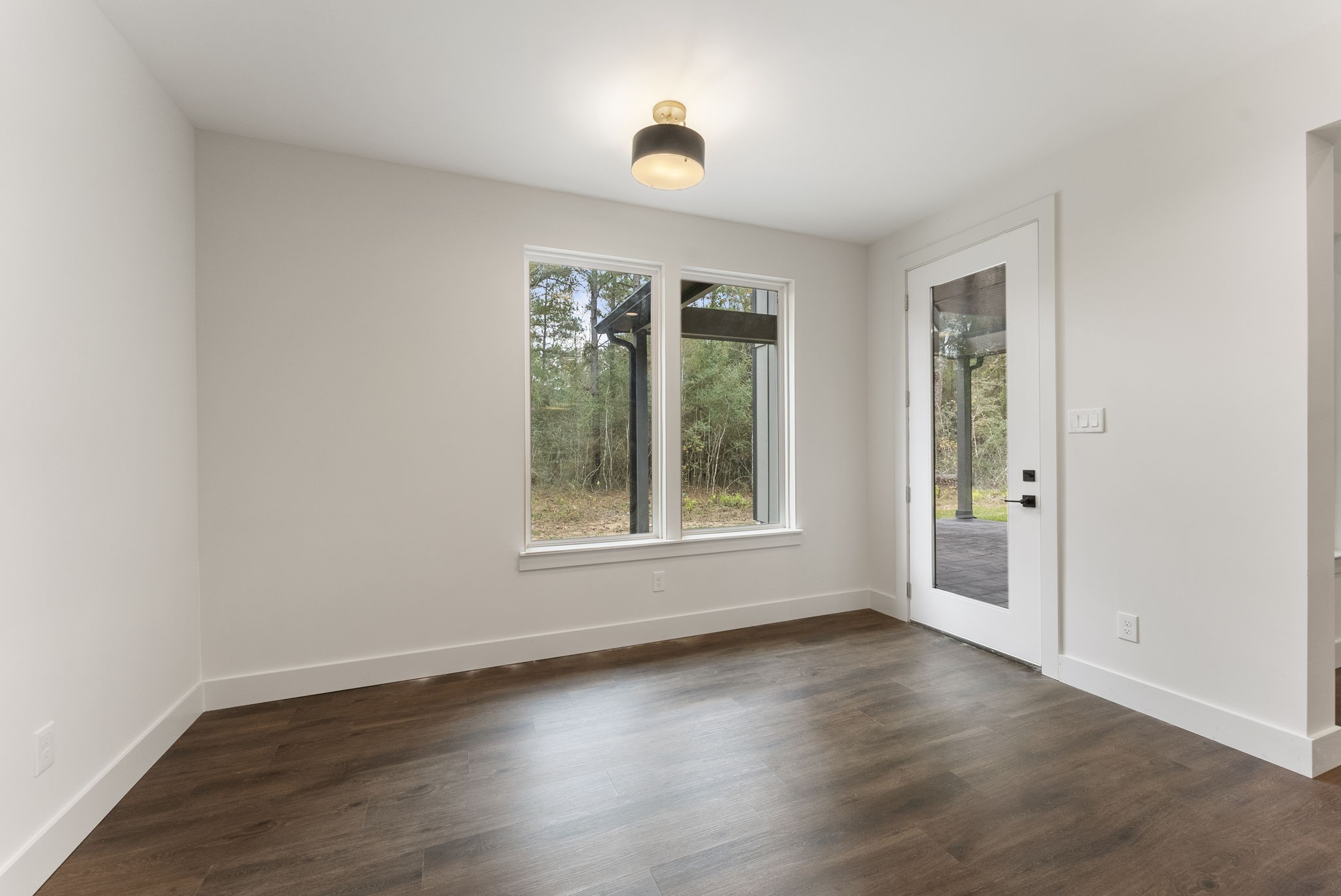 29001 Colin Court Waller, TX 77484 - Photo 15 of 47 This breakfast room leads right out to youe expansive patio and areage.