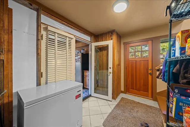a view of an entryway with a livingroom