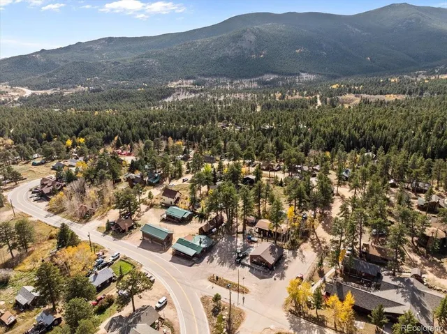 an aerial view of residential house and lake view