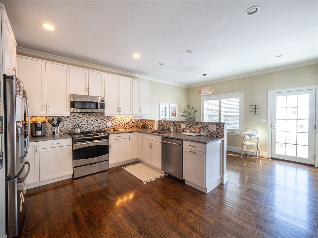 38 Troy Lane, Unit 1 Waban, MA 02468 - Photo 5 of 37