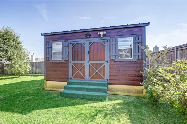 a view of front of a house with a yard