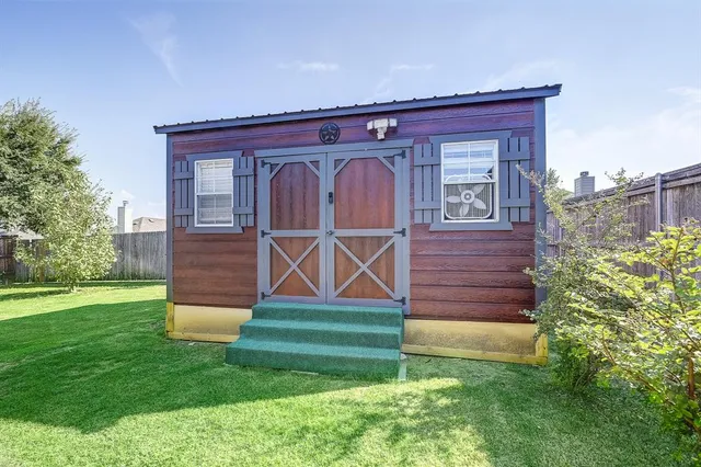 a view of front of a house with a yard
