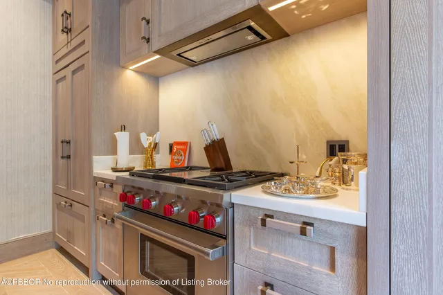 $6,495,000 | 236 Phipps Plaza, Unit 202, Palm Beach, FL 33480