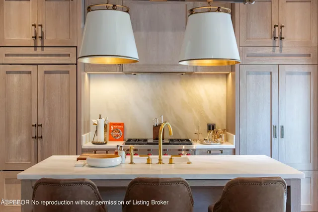 $6,495,000 | 236 Phipps Plaza, Unit 202, Palm Beach, FL 33480