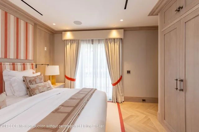 $6,495,000 | 236 Phipps Plaza, Unit 202, Palm Beach, FL 33480