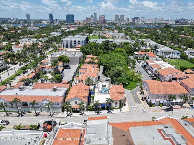 $6,495,000 | 236 Phipps Plaza, Unit 202, Palm Beach, FL 33480