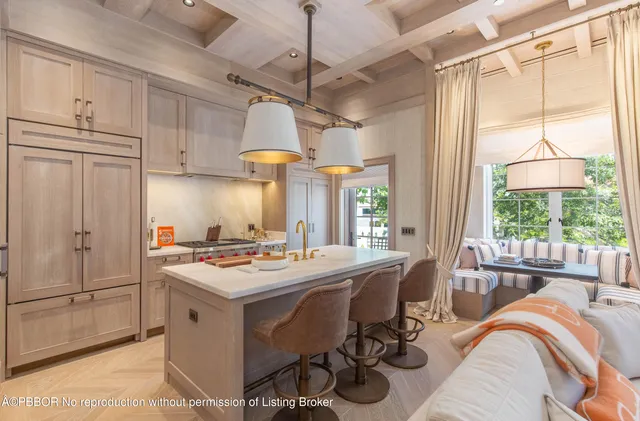 $6,495,000 | 236 Phipps Plaza, Unit 202, Palm Beach, FL 33480