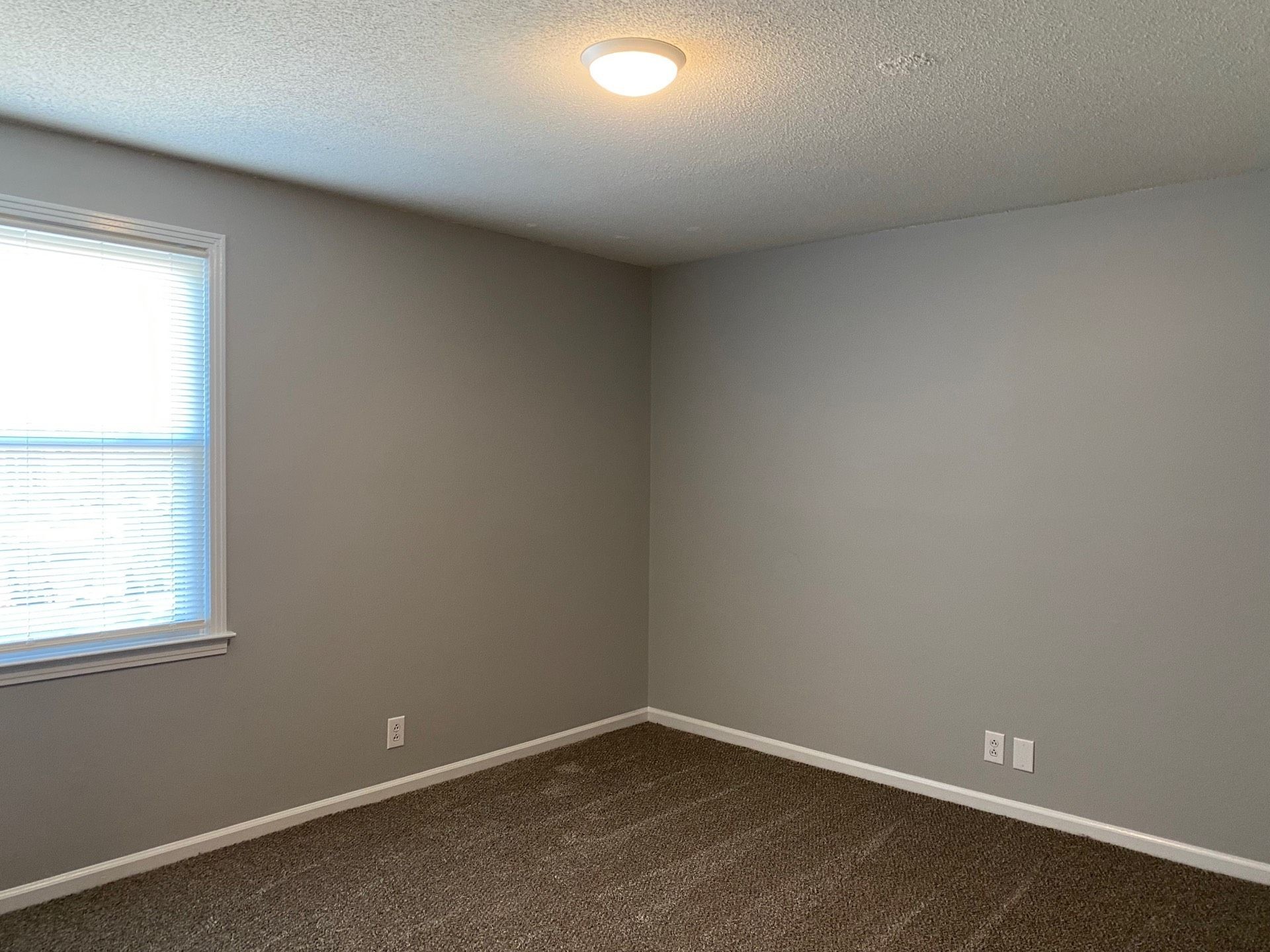 526 Main Street, Unit 6 Clarksville, TN 37040 - Photo 7 of 10 an empty room with a window