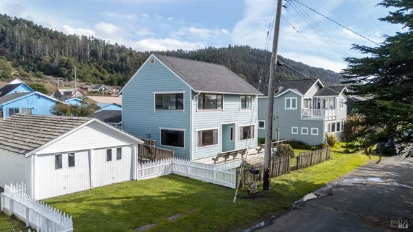 a view of a yard in front of house