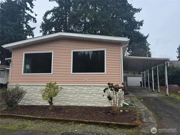 a view of a house with yard
