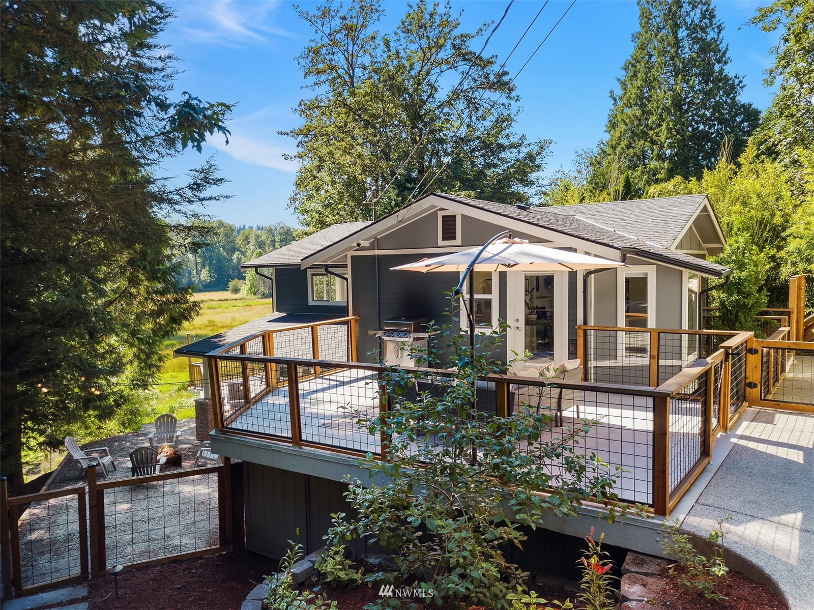 19423 Southeast May Valley Road Issaquah, WA 98027 - Photo 3 of 40 a front view of a house with a garden