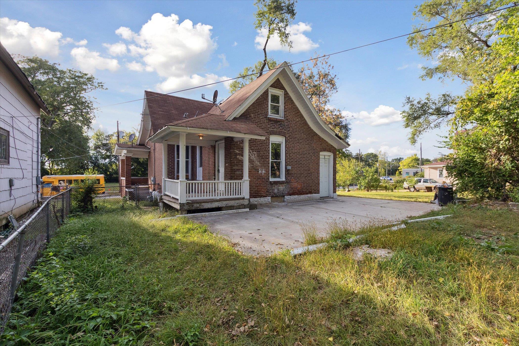 918 South 3rd Street Rockford, IL 61104 - Photo 17 of 27 a view of a house with backyard and porch