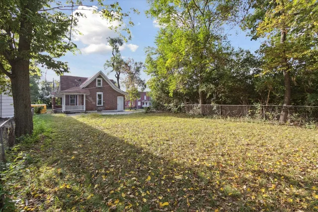 a view of a house with backyard and porch