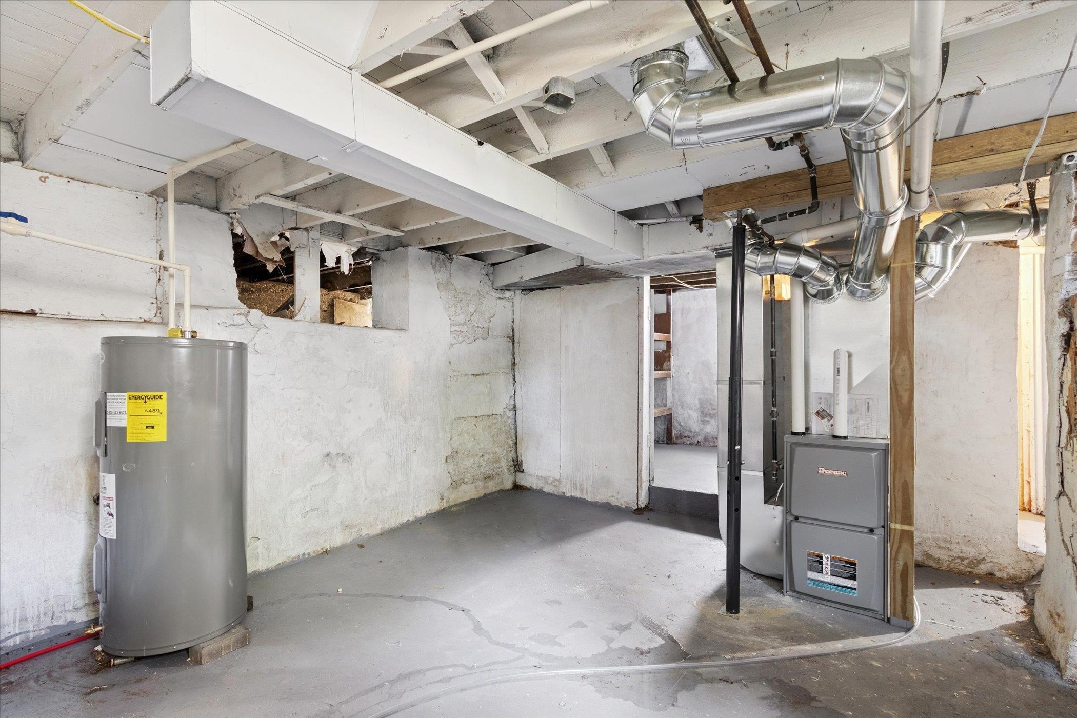 918 South 3rd Street Rockford, IL 61104 - Photo 4 of 27 a view of a garage