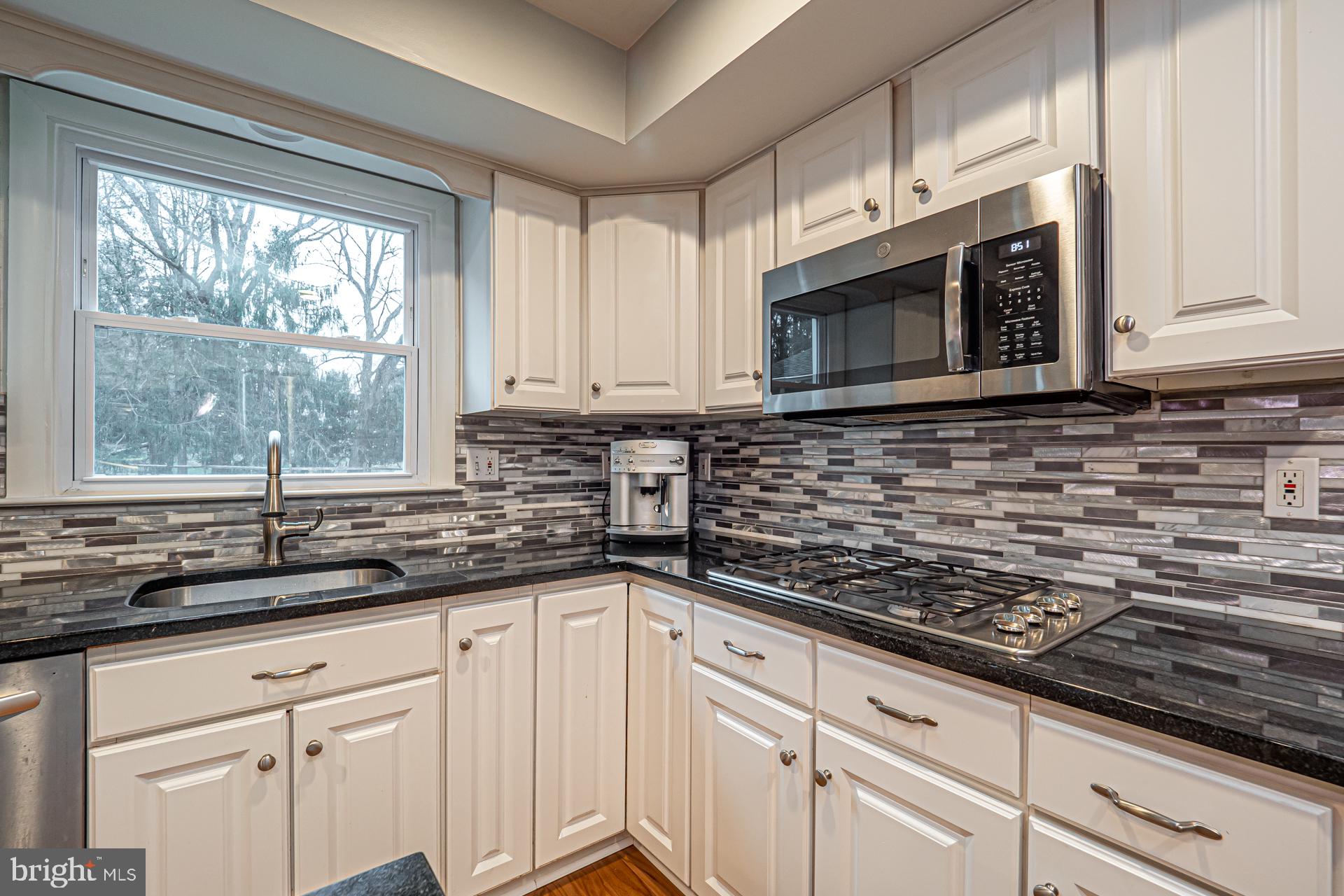 272 Winthrop Road Berwyn, PA 19312 - Photo 12 of 31 Designer Backsplash