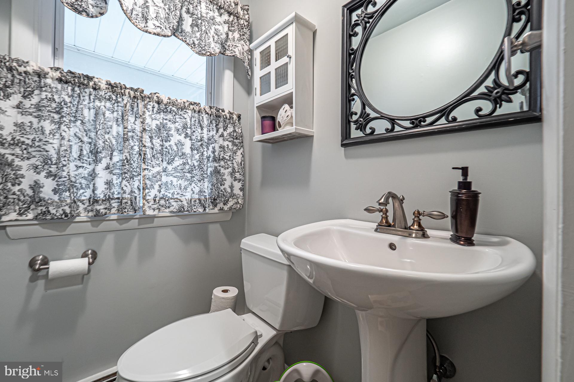 272 Winthrop Road Berwyn, PA 19312 - Photo 17 of 31 Powder Room