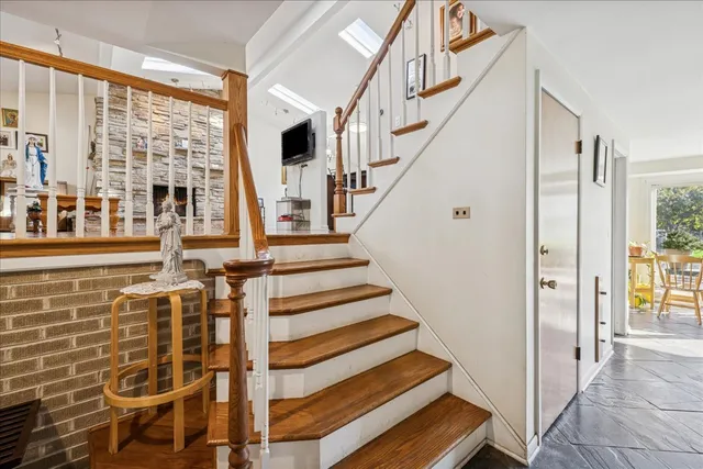 $499,000 | 275 Wilkins Drive, Des Plaines, IL 60016