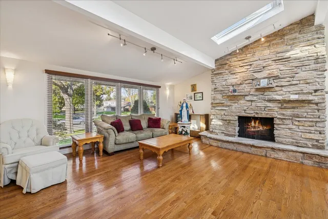 $499,000 | 275 Wilkins Drive, Des Plaines, IL 60016