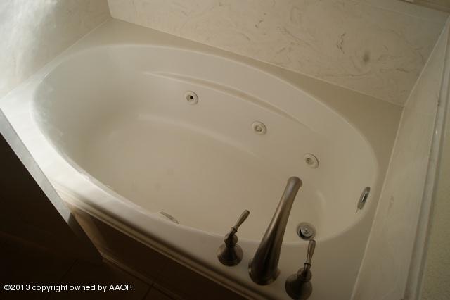20150 Prairie Wind Road Bushland, TX 79124 - Photo 22 of 30 Master Bath Tub