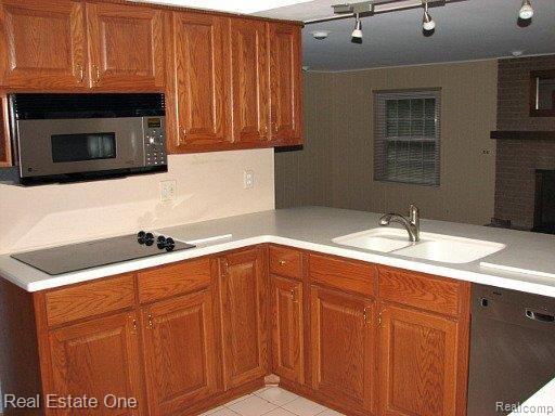 1665 Oakstone Drive Rochester, MI 48309 - Photo 9 of 13 Kitchen