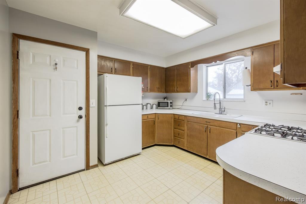 5368 Lapeer Road Burton, MI 48509 - Photo 8 of 39 Gallery Image 8