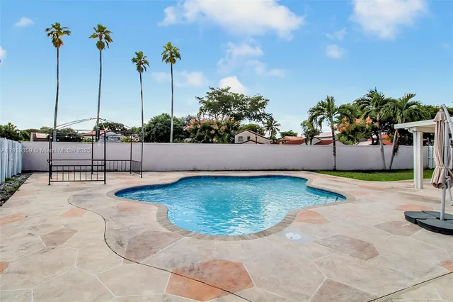 a view of a house with backyard