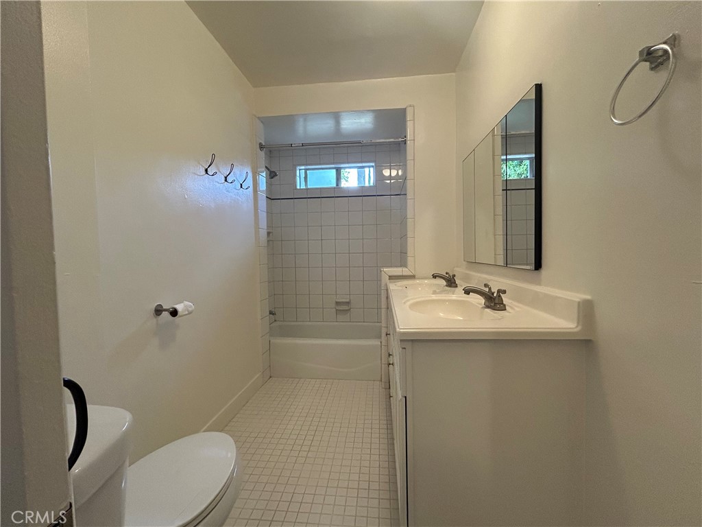 214 East Stocker Street Glendale, CA 91207 - Photo 17 of 31 Bathroom