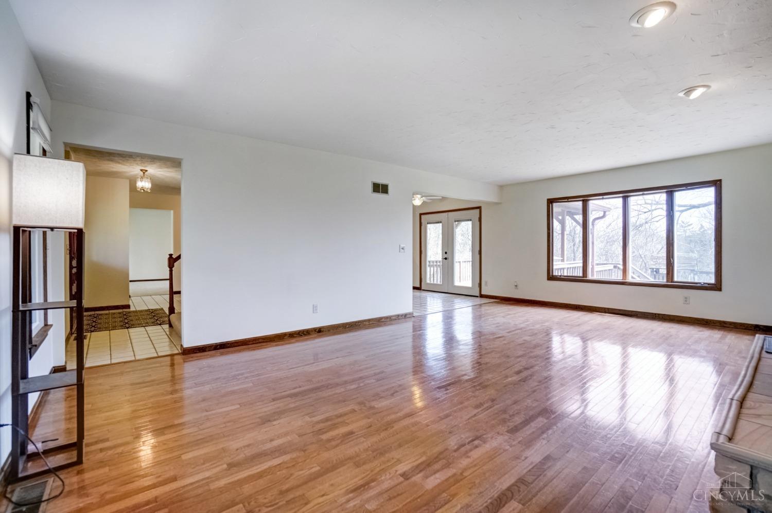 5393 Haft Road Cincinnati, OH 45247 - Photo 5 of 33