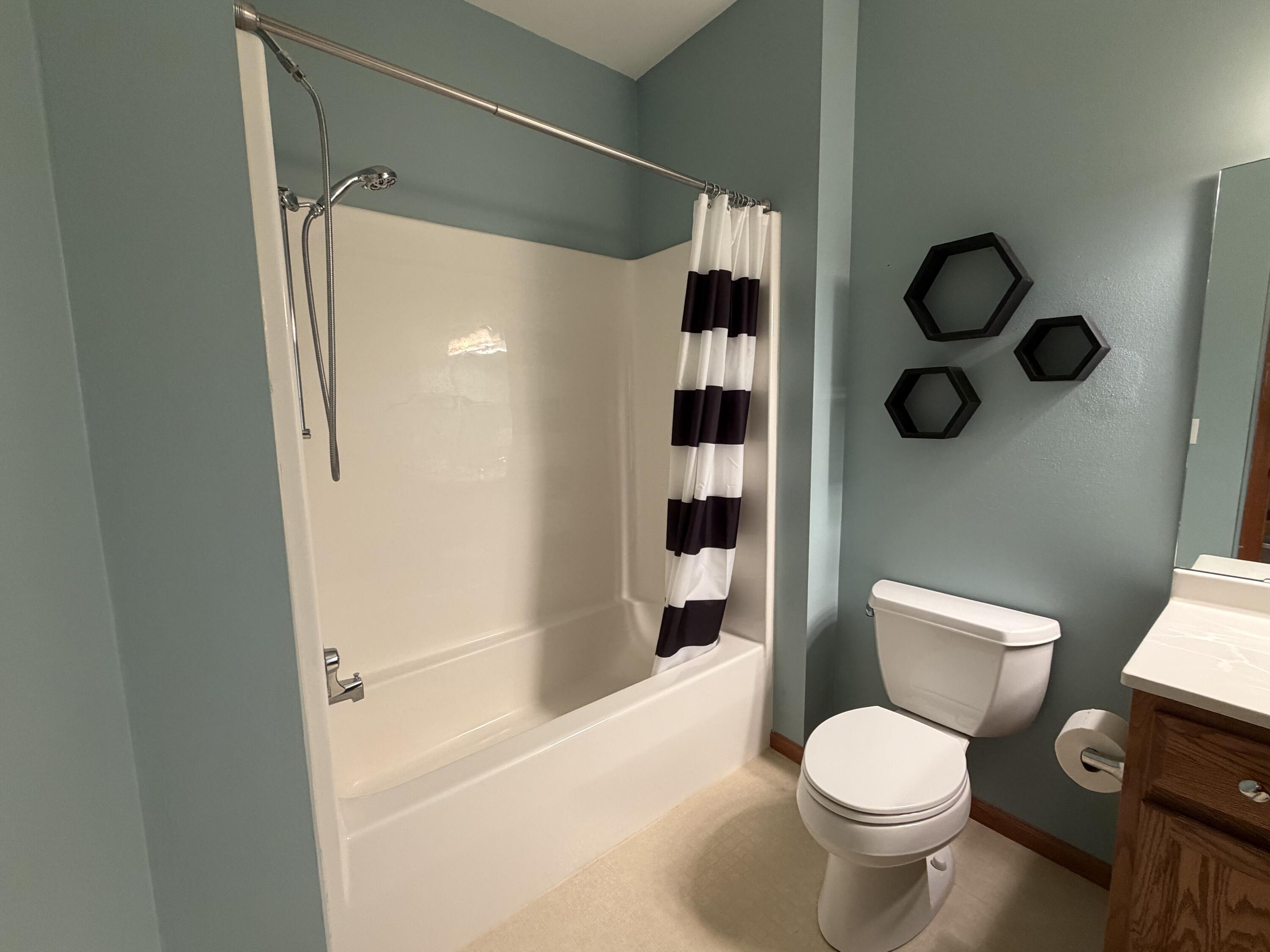 3903 Heather Valley Road, Unit 208 Sheboygan, WI 53083 - Photo 16 of 19 Full Bathroom