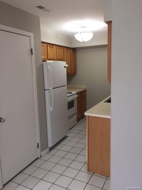 27971 Rollcrest Road, Unit 10 Farmington, MI 48334 - Photo 5 of 13