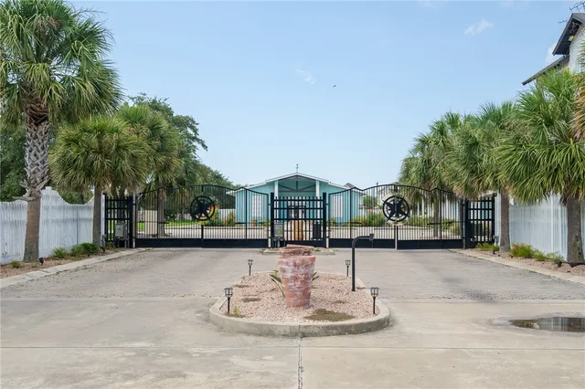 $2,800 | 122 Lavaca, Rockport, TX 78382