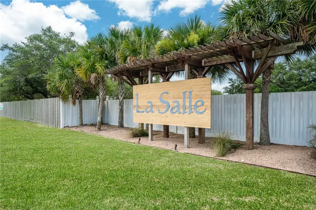 $2,800 | 122 Lavaca, Rockport, TX 78382