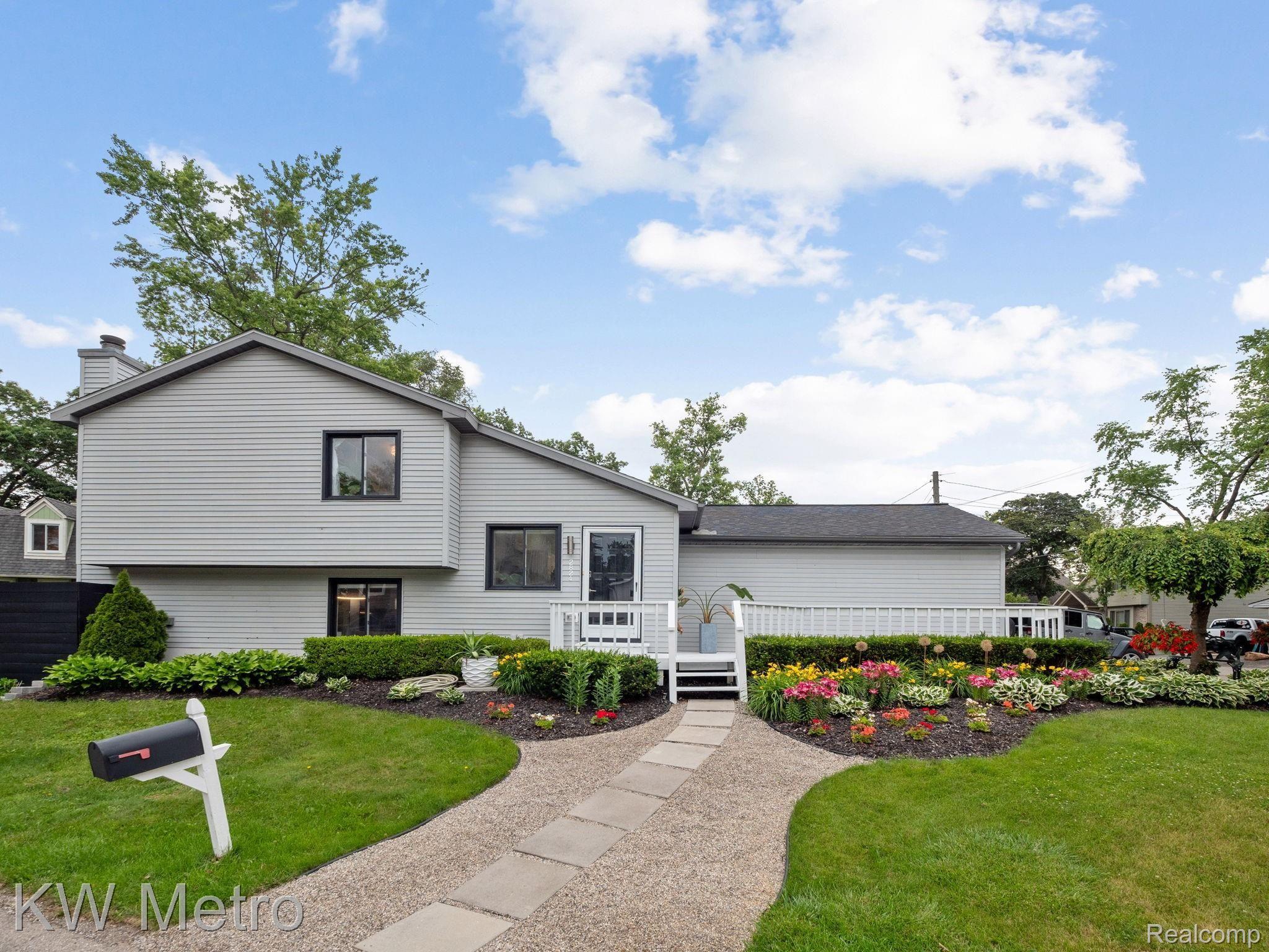 2824 Swain Road Waterford, MI 48329 - Photo 2 of 40 P1611024.jpg