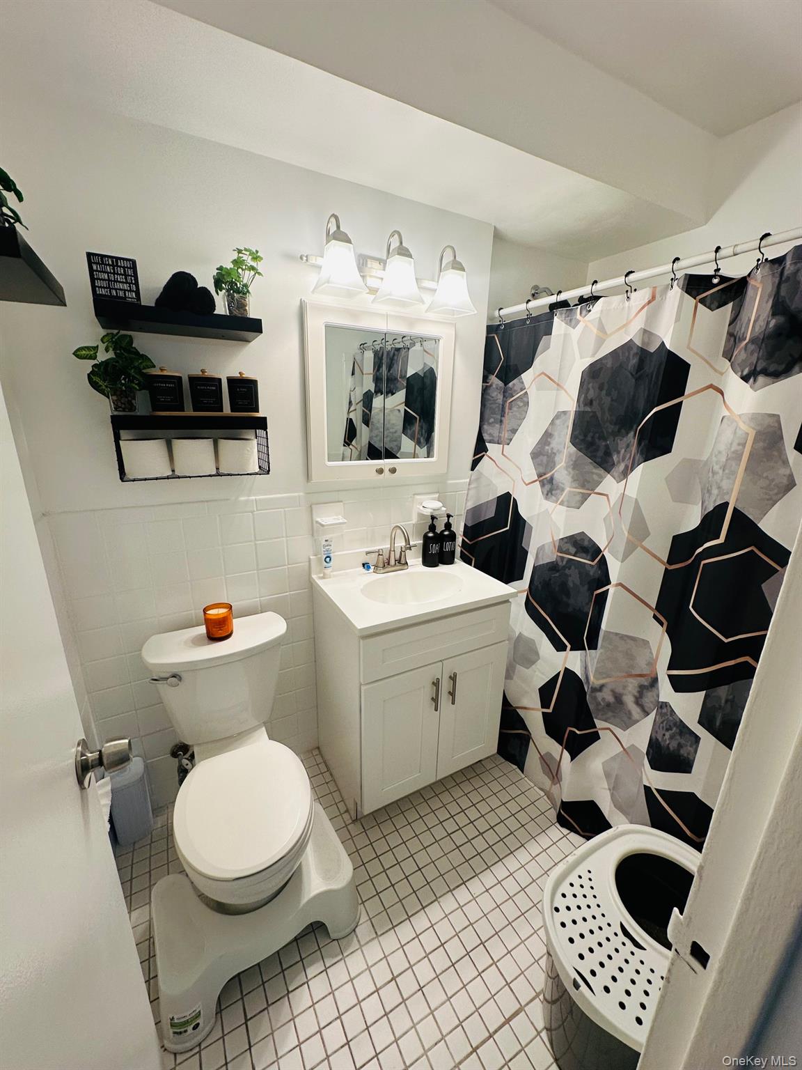 3121 Middletown Road, Unit 6H Bronx, NY 10461 - Photo 20 of 24 a bathroom with a sink a toilet and a mirror