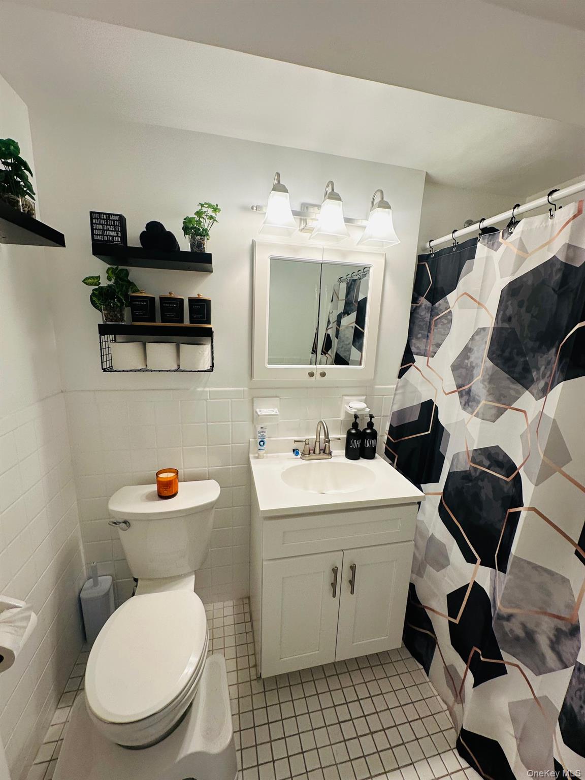 3121 Middletown Road, Unit 6H Bronx, NY 10461 - Photo 21 of 24 a bathroom with a toilet a sink and a mirror
