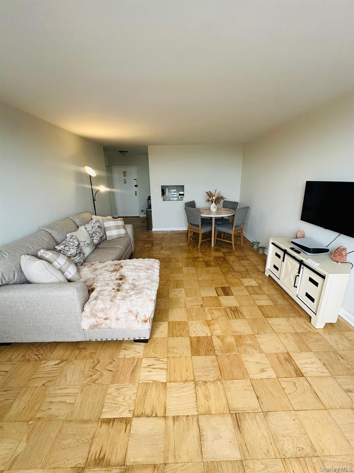 3121 Middletown Road, Unit 6H Bronx, NY 10461 - Photo 10 of 24 a living room with a rug