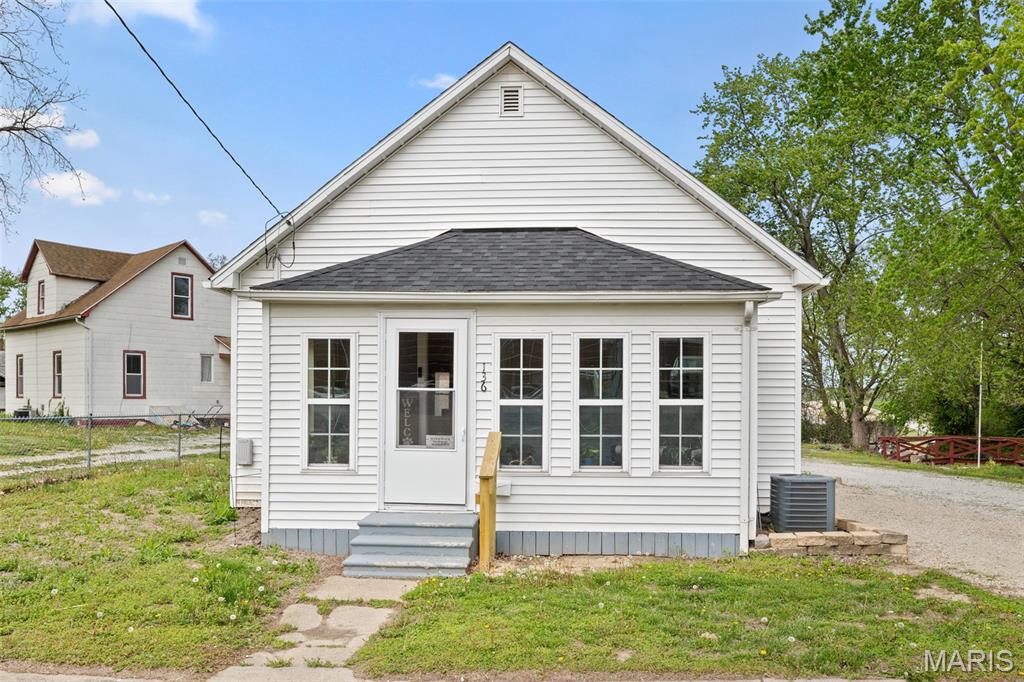136 North Hamilton Street Hillsboro, IL 62049 - Photo 2 of 29