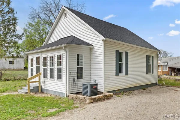 $105,000 | 136 North Hamilton Street, Hillsboro, IL 62049