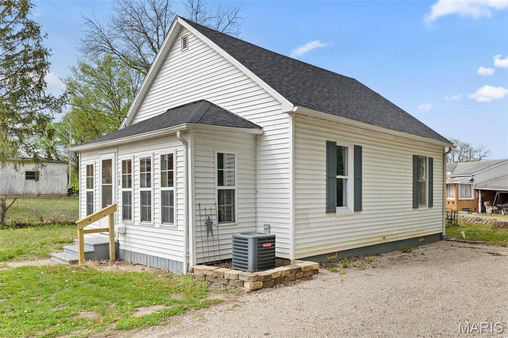 136 North Hamilton Street Hillsboro, IL 62049 - Photo 3 of 29