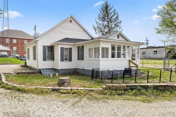 $105,000 | 136 North Hamilton Street, Hillsboro, IL 62049