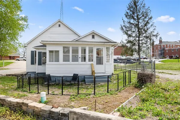 $105,000 | 136 North Hamilton Street, Hillsboro, IL 62049