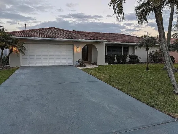 $925,000 | 113 15th Street, Belleair Beach, FL 33786