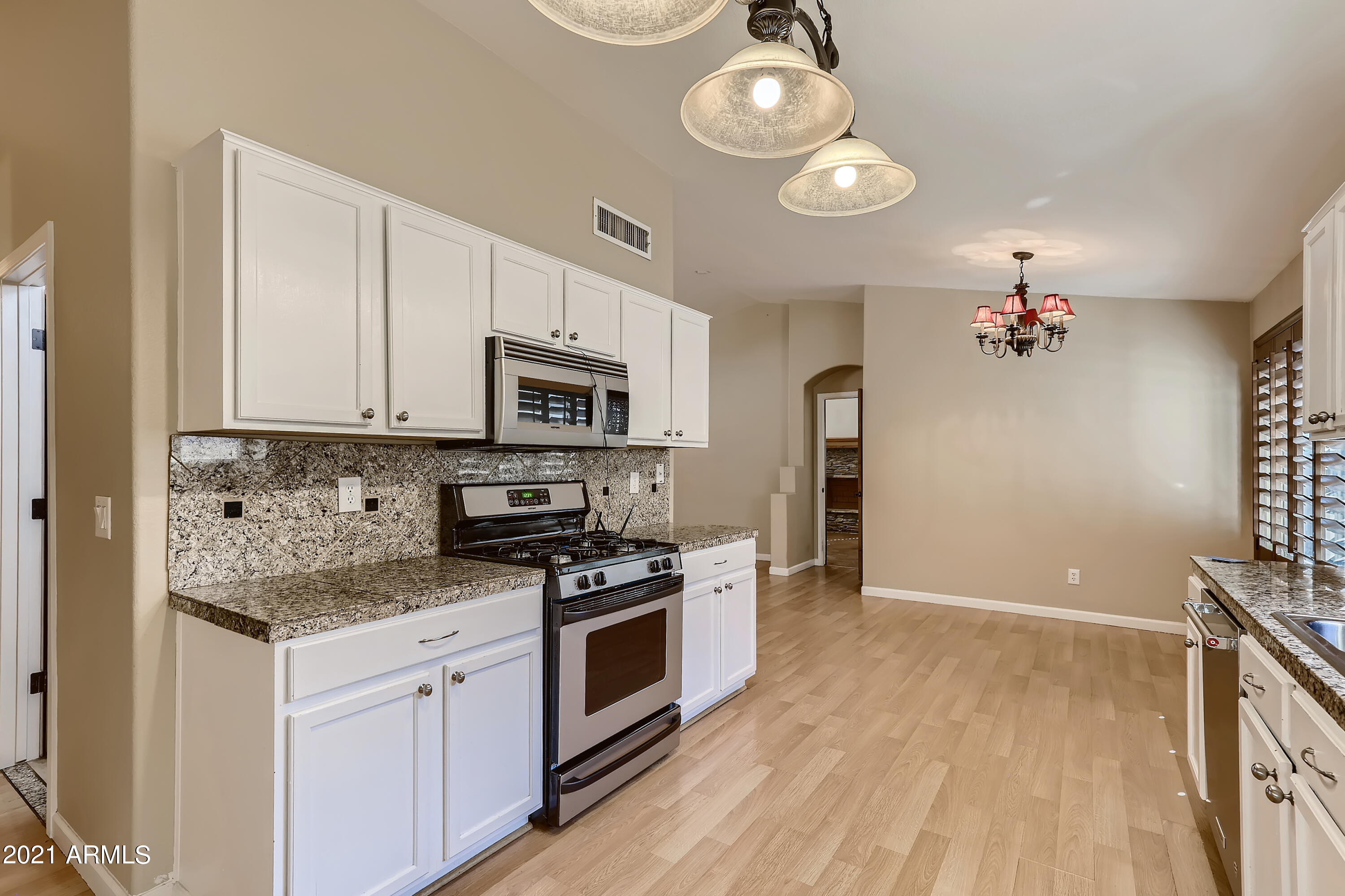 4821 East Swilling Road Phoenix, AZ 85054 - Photo 12 of 33 12-328127833-23 Kitchen