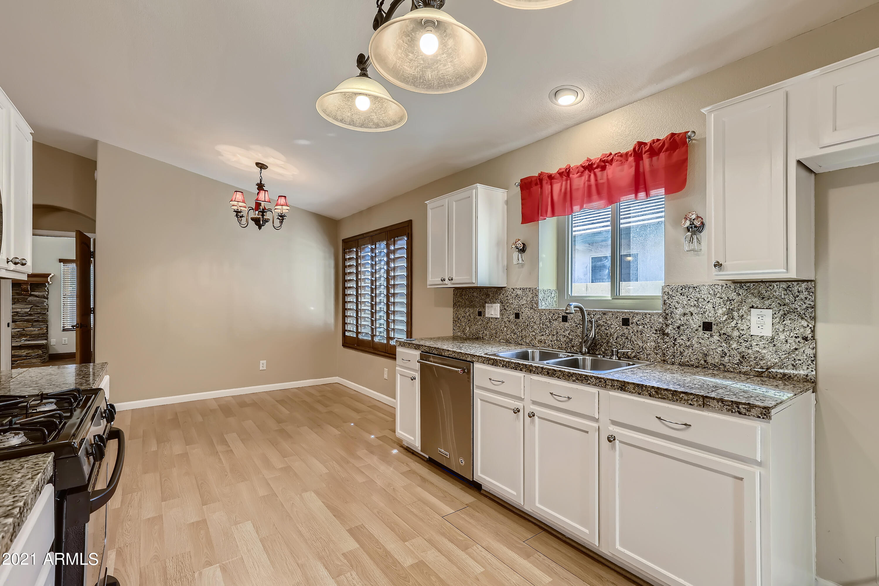 4821 East Swilling Road Phoenix, AZ 85054 - Photo 13 of 33 13-646922328-24 Kitchen