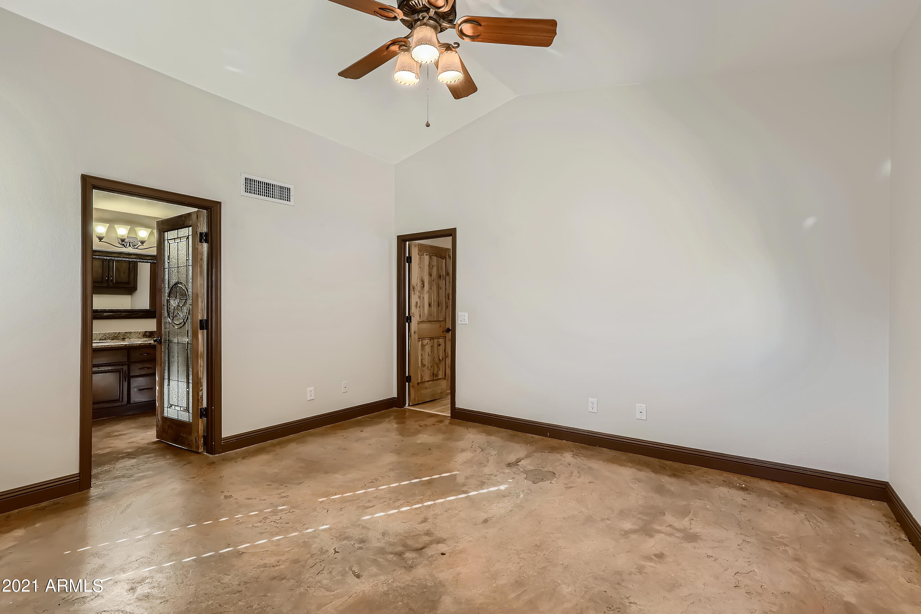4821 East Swilling Road Phoenix, AZ 85054 - Photo 18 of 33 18-244998986-29 Primary Bedroom