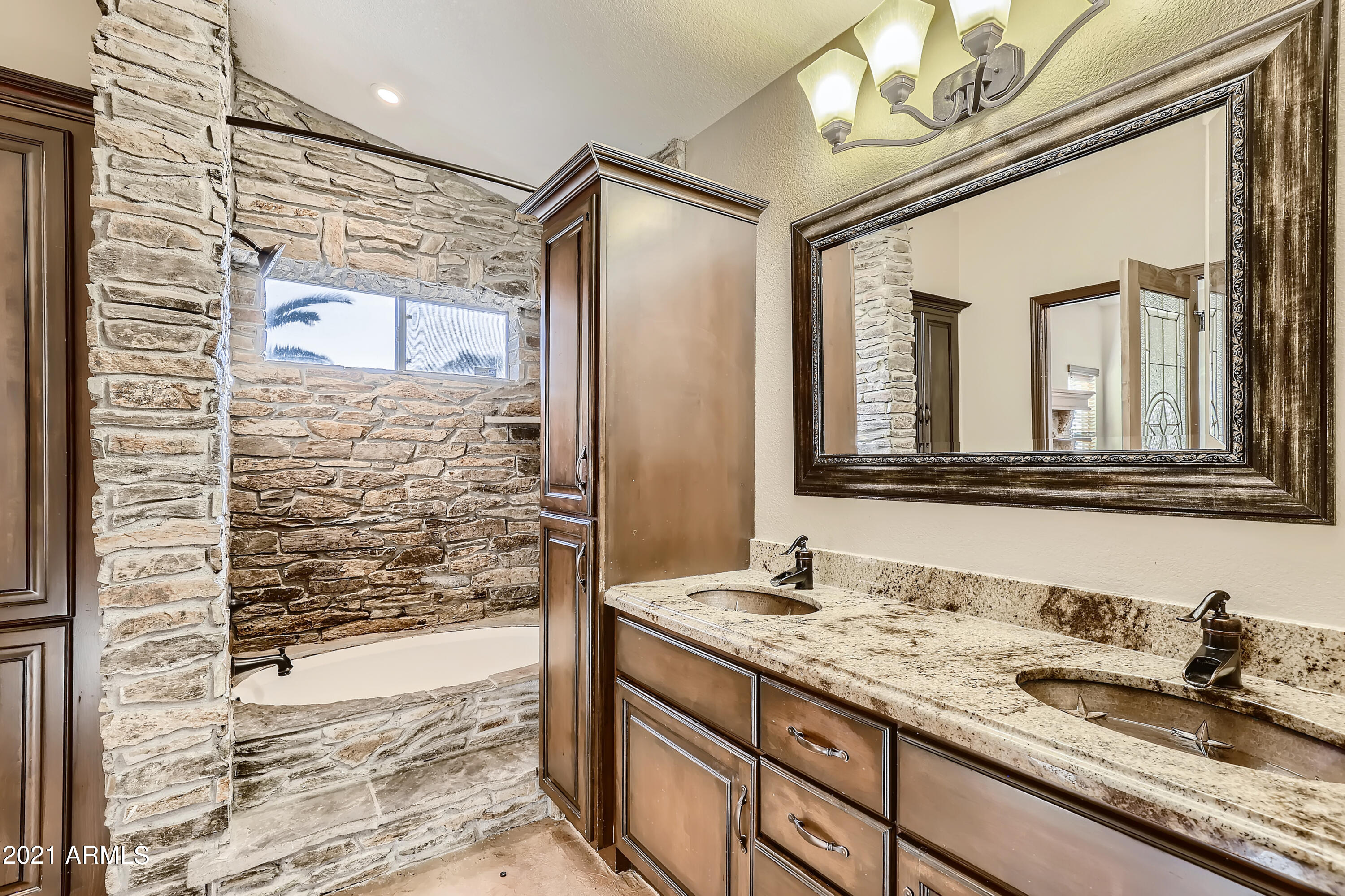 4821 East Swilling Road Phoenix, AZ 85054 - Photo 20 of 33 20-056803254-32 Primary Bathroom