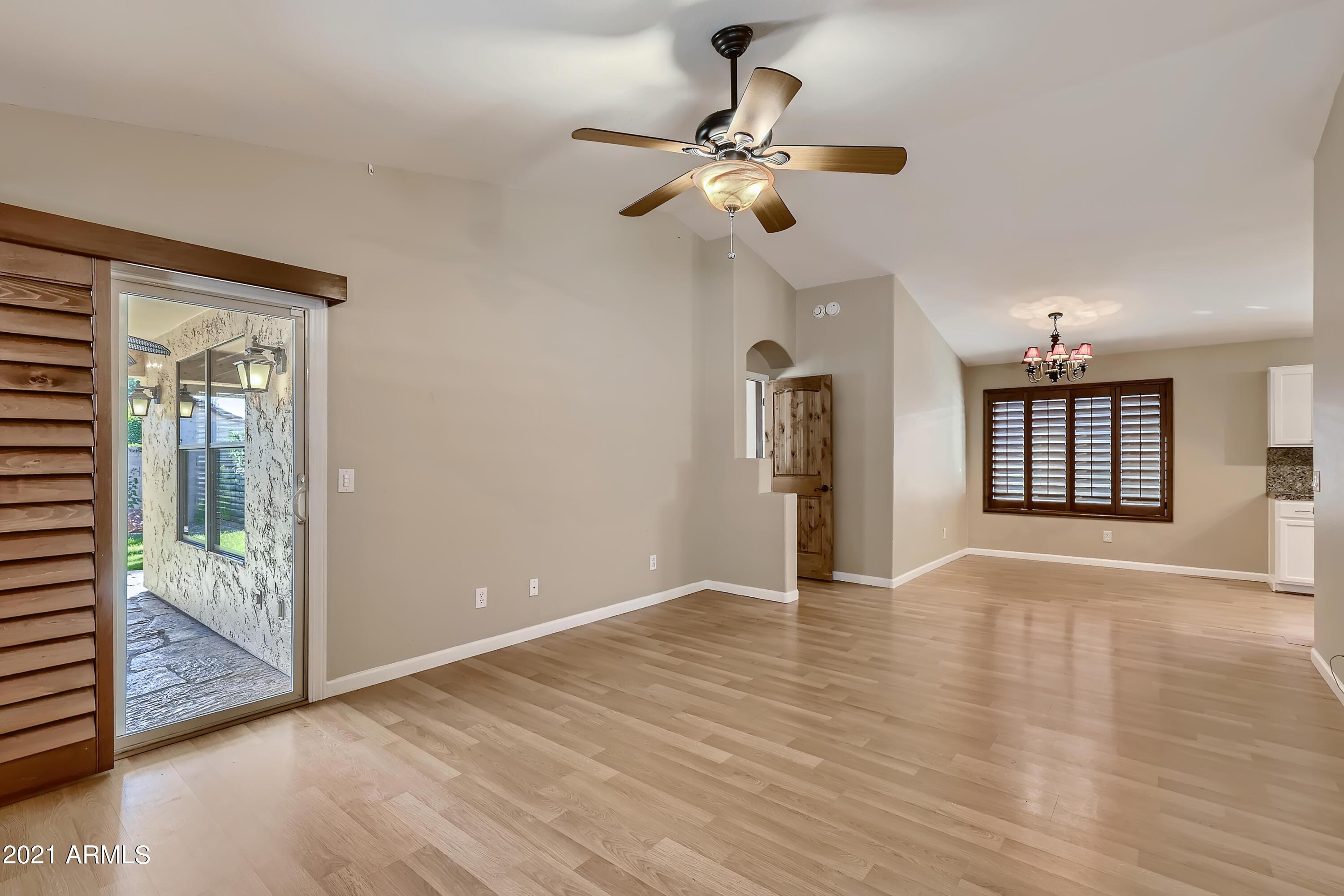 4821 East Swilling Road Phoenix, AZ 85054 - Photo 5 of 33 5-092634627-12 Living Room