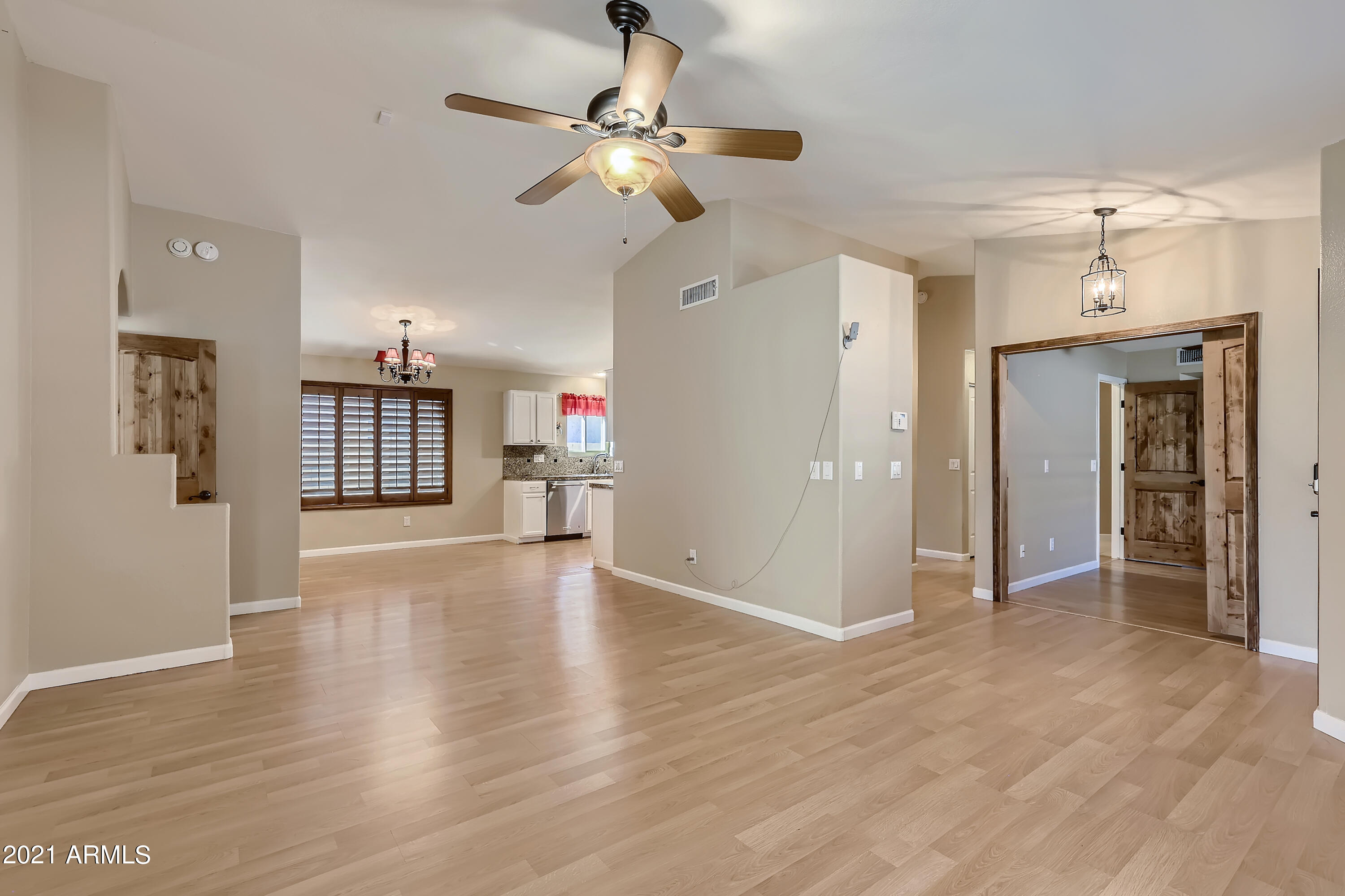 4821 East Swilling Road Phoenix, AZ 85054 - Photo 6 of 33 6-184959205-13 Living Room