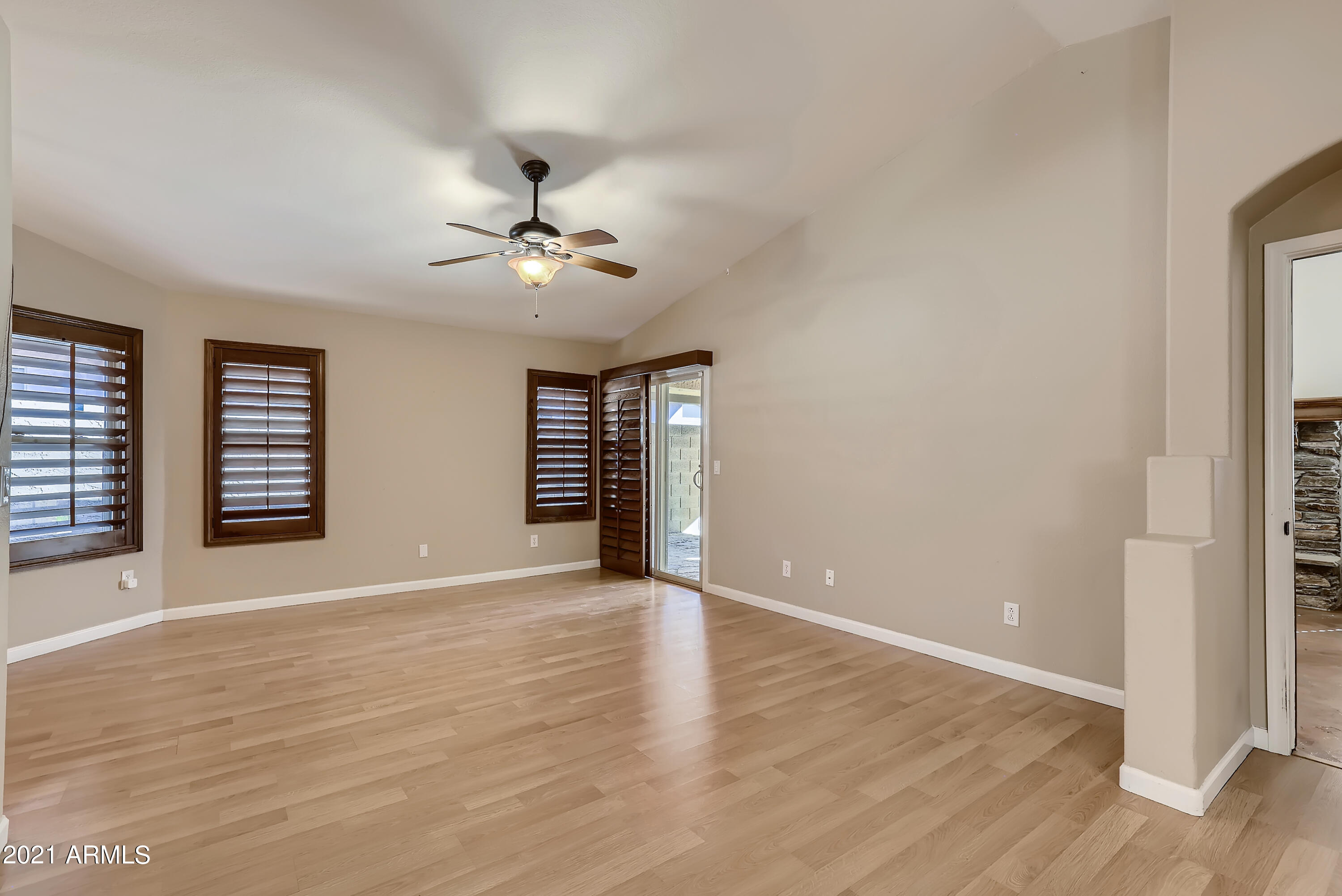 4821 East Swilling Road Phoenix, AZ 85054 - Photo 7 of 33 7-265211234-15 Living Room