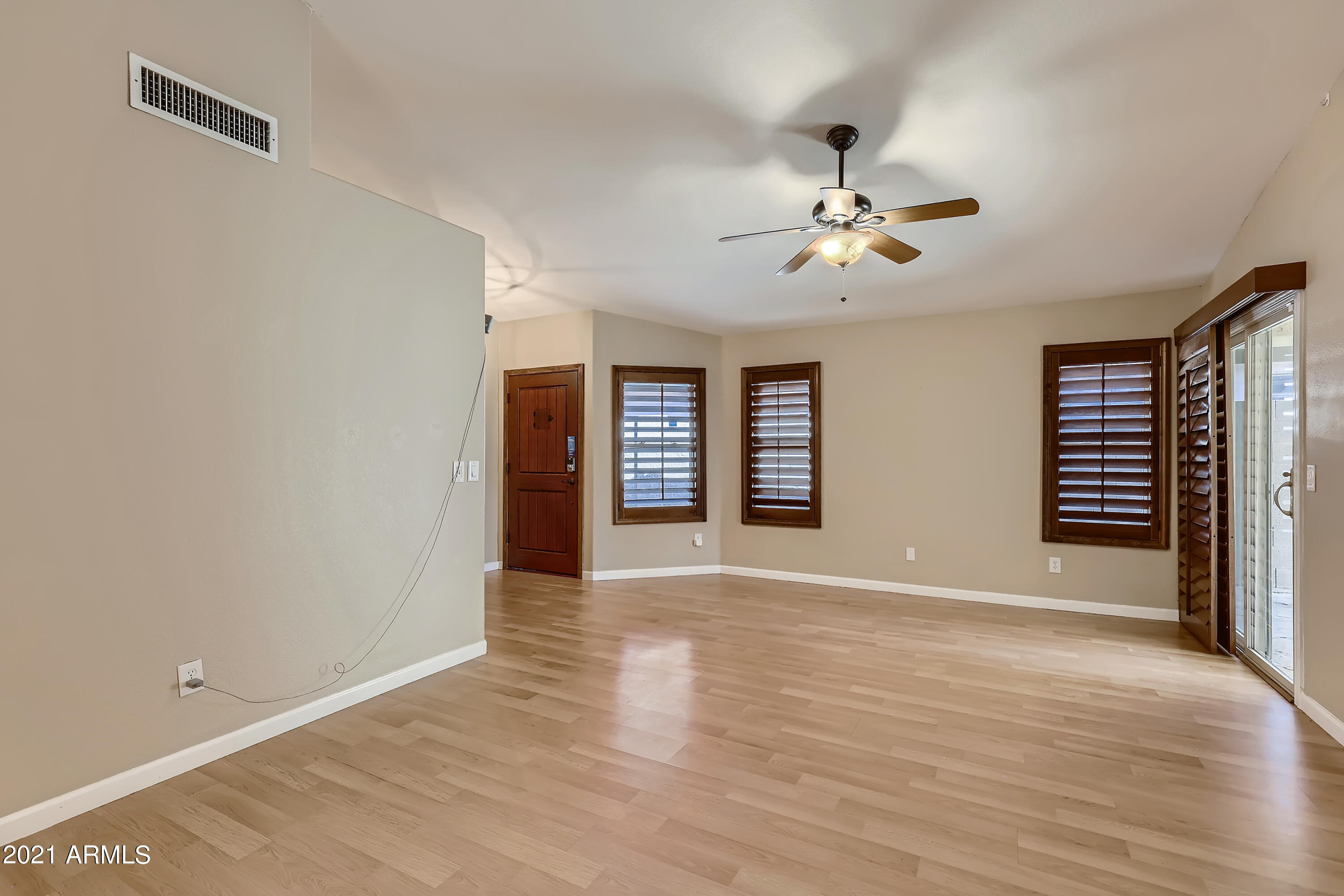 4821 East Swilling Road Phoenix, AZ 85054 - Photo 8 of 33 8-453798568-16 Living Room